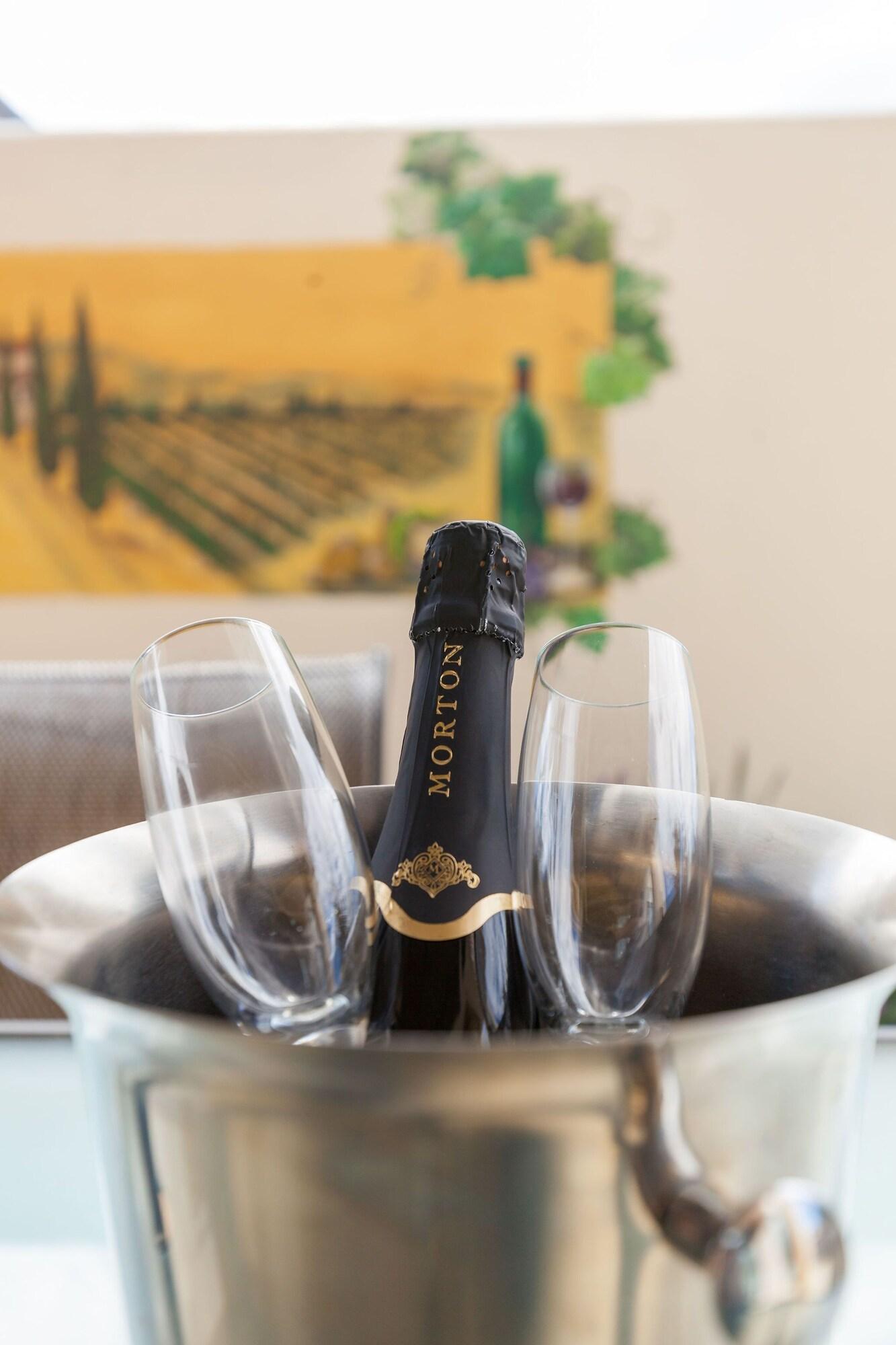 Palazzo Motor Lodge Nelson Esterno foto A bottle of English sparkling wine