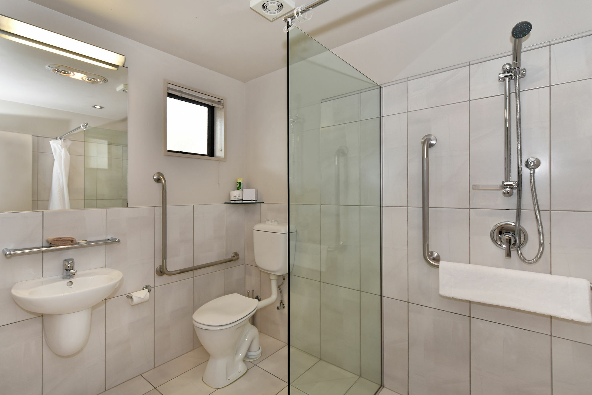 Palazzo Motor Lodge Nelson Esterno foto A modern bathroom with a shower cubicle
